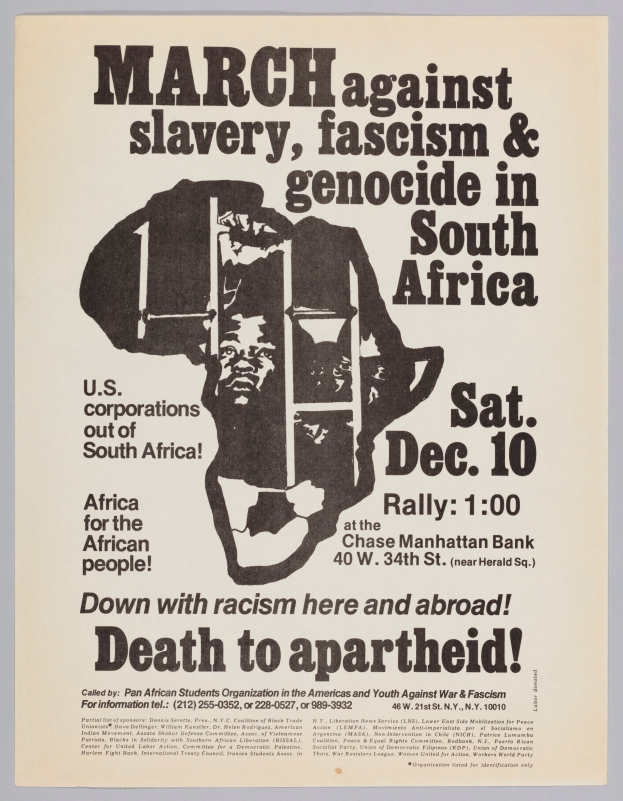 Ein Plakat mit einer Person in Anzug und Krawatte, die entschlossen aussieht, und dem Text "Marsch gegen Sklaverei, Faschismus & Völkermord in Südafrika" in fetter schwarzer Schrift auf einem hellgelben Hintergrund.