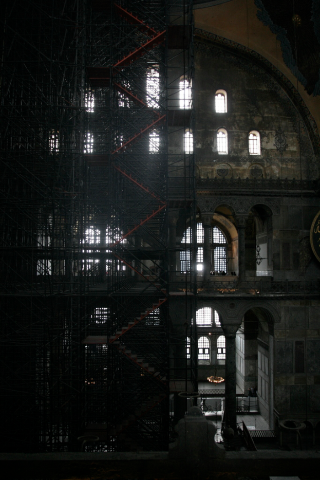 Ein Gebäude mit mehreren Fenstern, Eisengittern und einer Treppe zum Eingang.