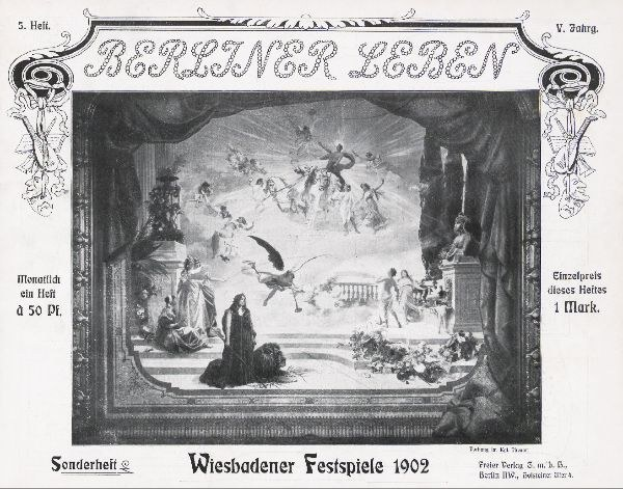 Schwarz-weißes Foto einer Bühne von den 1902er Wiesbadener Festspielen, das Darsteller in traditioneller deutscher Tracht und ein applaudierendes Publikum zeigt.