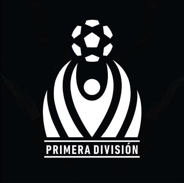 Das Logo der Primera División zeigt einen schwarzen und weißen Fußball mit der Aufschrift 'Primera División' in fetter weißer Schrift darüber, alles innerhalb eines weißen Kreises mit schwarzem Rand, vor schwarzem Hintergrund.