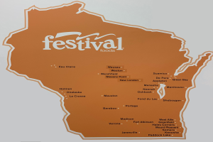 Ein lebendiger Plakat Wisconsin mit verschiedenen Früchten, Gemüsen und Snacks, auf dem "Festival Foods" steht.