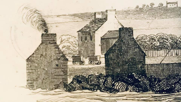 Eine Schwarz-Weiß-Zeichnung eines rauchenden Gebäudes, umgeben von Häusern, Bäumen, einem Zaun und einem Fahrzeug, mit der Beschriftung "1851 – das erste kohlebetriebene Kraftwerk" unten.