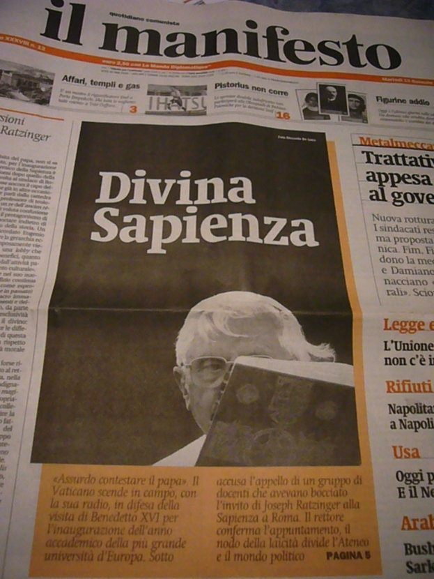 Eine Zeitung mit sichtbarem Text in der Mitte des Bildes.