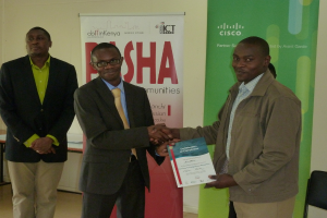 Personen mit Gutscheinen, einem Stuhl und einem Blatt Papier im Hintergrund.