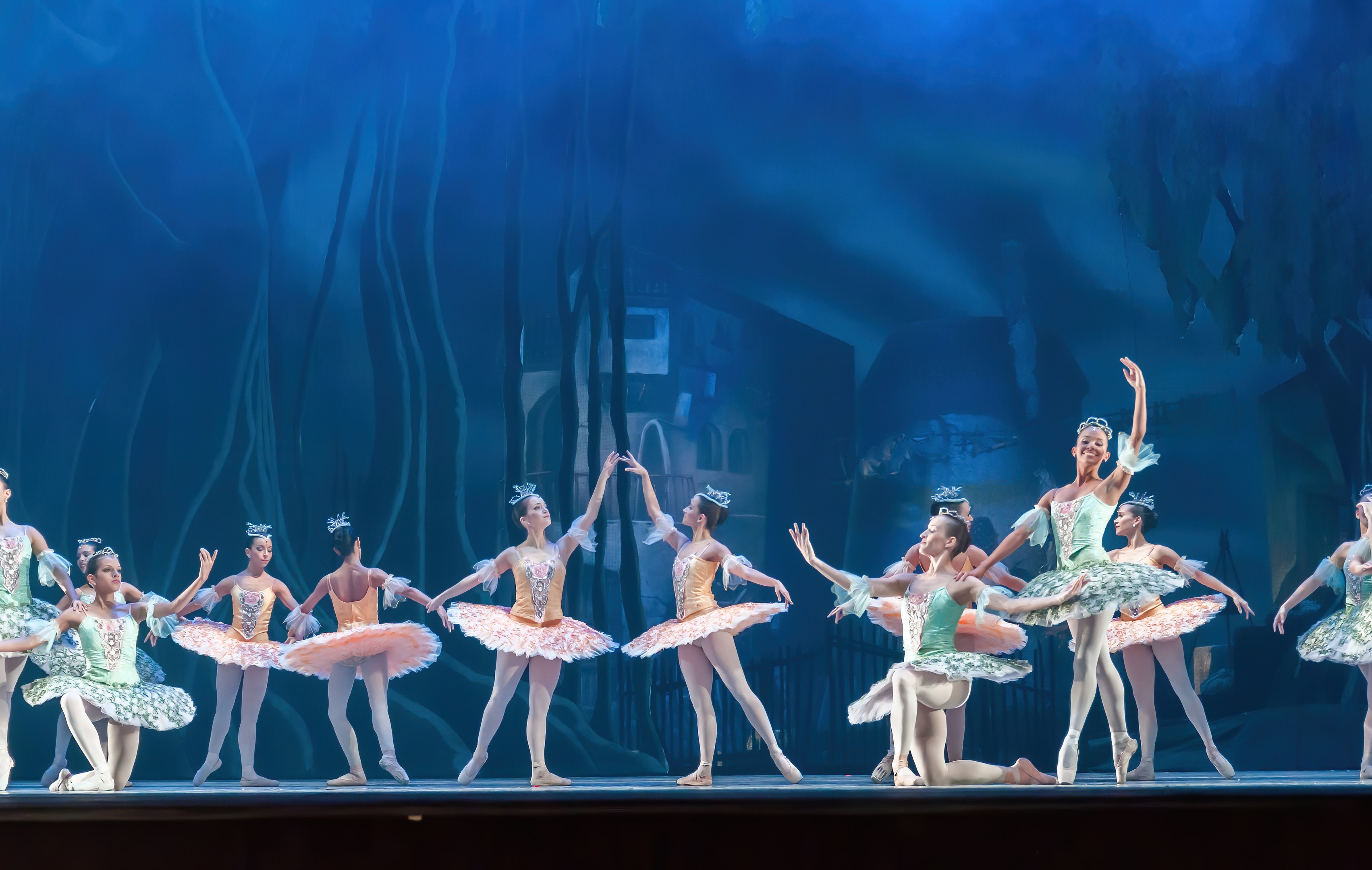 "Theater des Estrada-Liedes" des Zentrums für Ästhetische Erziehung von Kindern der Nizhny Novgorod-Region wird vor Beginn der "Nussknacker"-Vorstellung im Nizhny Novgorod TYUZ am 1. Juni auftreten