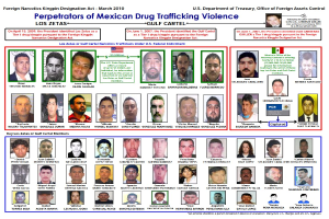 Plakat mit der überschrift "Verbrecher der mexikanischen Drogenhandel Gewalt" mit Bildern verschiedener Personen und fetter schwarzer Schrift auf einem hellblauen Hintergrund.
