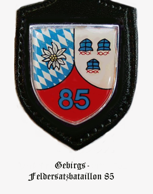 Ein Abzeichen mit der Nummer 85 und deutscher Schrift unten, das das Logo der bayerischen Fußballmannschaft darstellt.