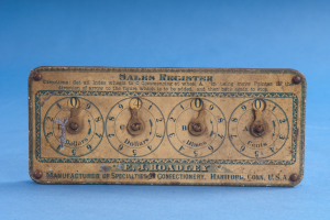 Altmodisches Verkaufsbuch mit Text und Zahlen auf blauem Hintergrund, wahrscheinlich mit Datum und Uhrzeit.