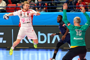 Eine Gruppe von Männern spielt Handball auf einem Platz, mit einem Ball in der Mitte der Aktion und Zuschauern im Hintergrund bei der Futsal-Weltmeisterschaft 2019, die ein Spiel zwischen Bayern München und Paris Saint-Germain beobachten.