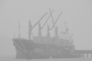 Ein Schiff fährt auf ruhiger See.