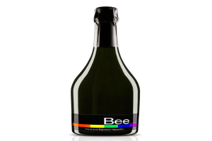 Eine grüne Flasche Biene-Sekt mit einem Etikett, auf dem "Biene" steht.