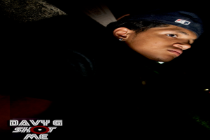 Ein Mann mit Mütze steht an einem bestimmten Ort.