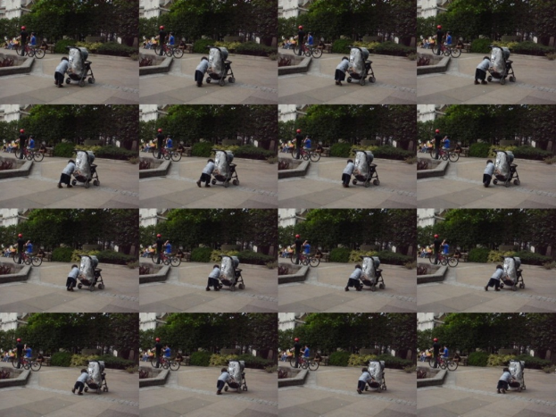 Eine Collage mit einem Kind, das mit einem Einkaufswagen auf der Straße geht, zwei Personen mit Fahrrädern auf der linken Seite, Bäumen im Hintergrund und einem Gebäude auf der linken Seite.