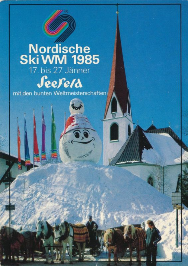 Ein Plakat der Nordischen Ski-Weltmeisterschaften 1985 in Seefeld, Schweiz, das eine schneebedeckte Landschaft mit Menschen, Pferden, Stangen, Flaggen, Gebäuden, Bäumen und Himmel sowie Text über das Ereignis zeigt.