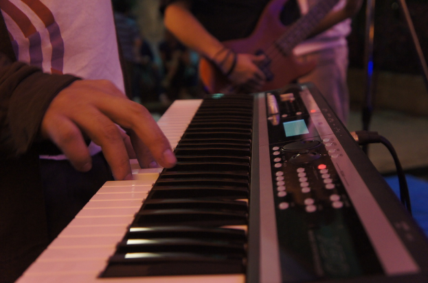 Eine Person spielt ein Casio Keyboard.