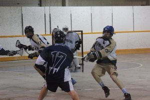 Menschen mit Helmen und Stöcken scheinen in einem Innenraum zu kämpfen, mit einem Netz im Hintergrund.