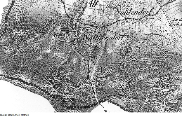 Ein detailliertes Schwarz-Weiß-Kartenschema der Stadt Schleswig-Holstein, das Straßen, Gebäude und Sehenswürdigkeiten mit Textanmerkungen zeigt.