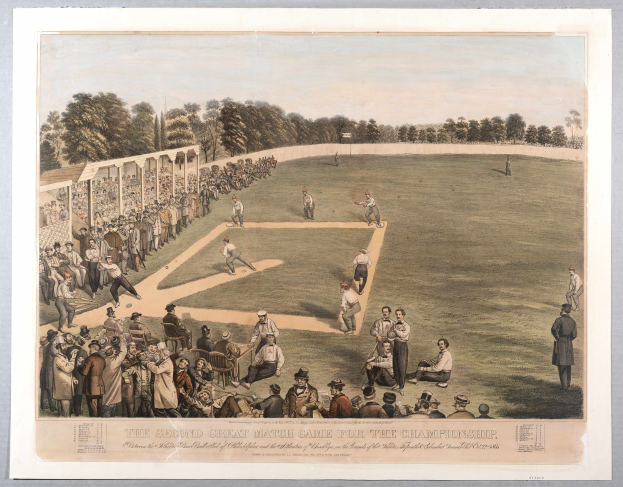 Eine Gruppe von Menschen, die Cricket auf einem grasbewachsenen Feld mit Bäumen im Hintergrund und einem klaren blauen Himmel spielen, mit dem Text "Das zweite große Match-Spiel um die Meisterschaft" unten.