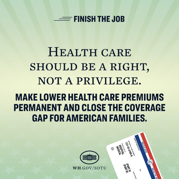 Plakat mit dem Text "Beende den Job: Gesundheit sollte ein Recht und nicht ein Privileg sein" und einer Karte mit der Aufschrift "Mache dauerhaft niedrigere Gesundheitsprämien und schließe die Versorgungslücke für amerikanische Familien."