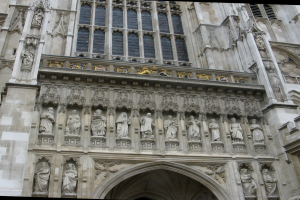 Ein Gebäude mit Wänden, Glasfenstern, Säulen, Skulpturen, einem Bogen und anderen Entwürfen an den Wänden.