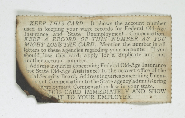 Nahaufnahme einer Papierkarte mit gedrucktem Text über die Bundesrentenversicherung und Arbeitslosenversicherung