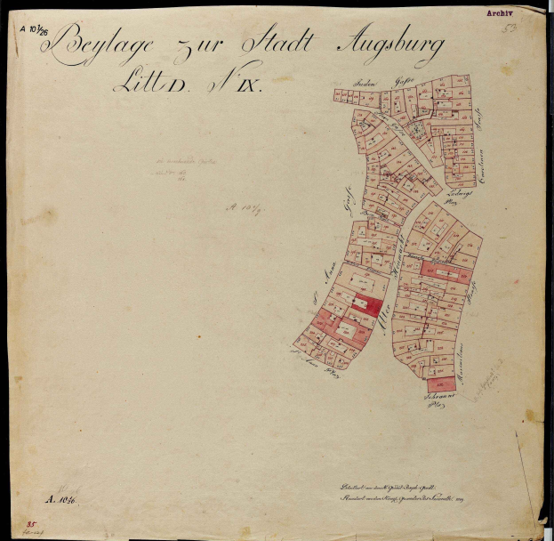 Ein altes Buch mit einer detaillierten Karte von Augsburg, das Straßen, Gebäude und Sehenswürdigkeiten zeigt, sowie begleitenden Text, der weitere Informationen bereitstellt.