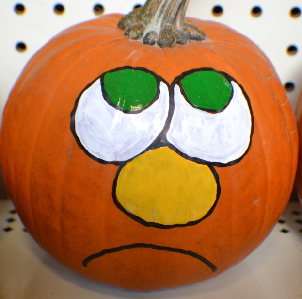 Ein mit Farbe beschmierter Kürbis auf einem Tisch.