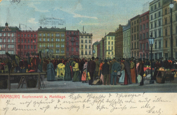 Alte Ansichtskarte, die eine belebte Marktszene in Hamburg, Deutschland, zeigt, mit Menschen, Tischen voller Waren, Straßenmöbeln, Gebäuden und einem bewölkten Himmel, mit Text am unteren Rand.