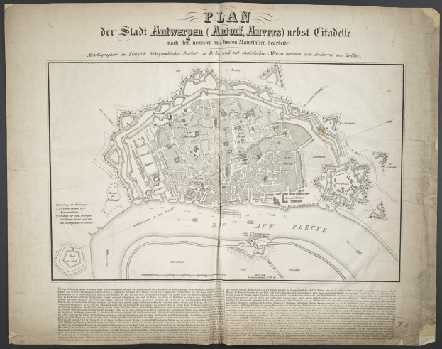 Ein altes Buch mit einer detaillierten Karte von Berlin auf dem Cover, das Straße, Gebäude und Sehenswürdigkeiten zeigt, begleitet von Texten über die Bevölkerung und bemerkenswerte Merkmale.