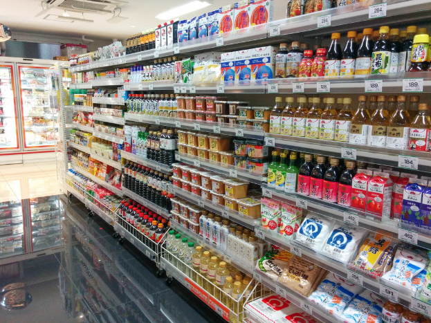 Ein Supermarktinneres mit verschiedenen Lebensmitteln auf den Regalen.