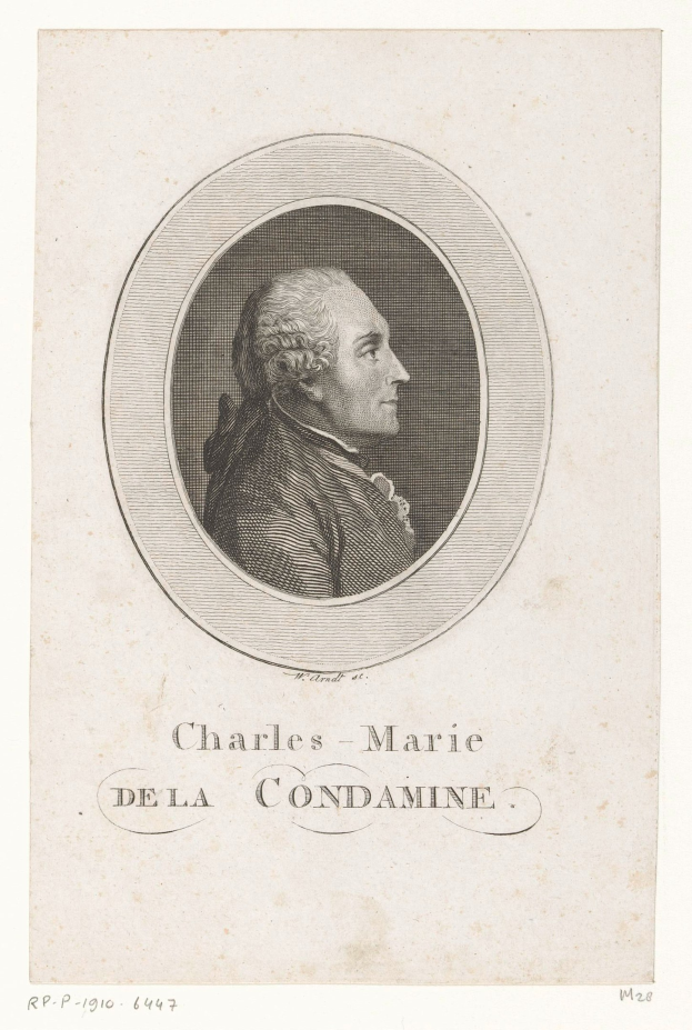 Porträt von Charles Marie de la Condamine, einem französischen Komponisten, der ein weißes Hemd und eine schwarze Fliege trägt, mit gefalteten Händen und einem ernsten Gesichtsausdruck.