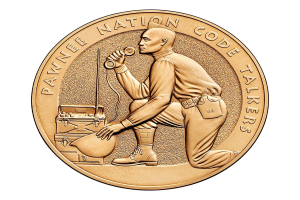 Goldmünze mit "Pawnee Nation Code Talkers"-Text, zeigt eine Person mit einem Telefon und einer Box.