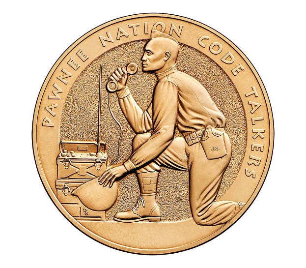 Goldmünze mit "Pawnee Nation Code Talkers"-Text, zeigt eine Person mit einem Telefon und einer Box.