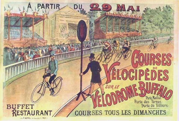 Ein Plakat, das eine Radrennbahn in Buffalo, New York zeigt, mit Radfahrern auf einer eingezäunten Straße, einem Gebäude und Bäumen im Hintergrund und Text, der Details zum Event enthält.