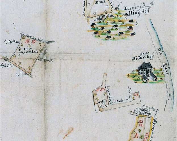 Ein altes Buch mit einer detaillierten Karte einer Kleinstadt auf dem Cover, die Straßen, Gebäude und andere Merkmale zeigt, begleitet von Text, der zusätzliche Informationen zur Stadt liefert.