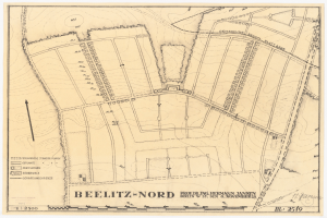 Ein detaillierter alter Stadtplan von Beelitz-Nord, Deutschland, der Straßen, Gebäude und andere Stadtmerkmale mit Textanmerkungen zeigt.