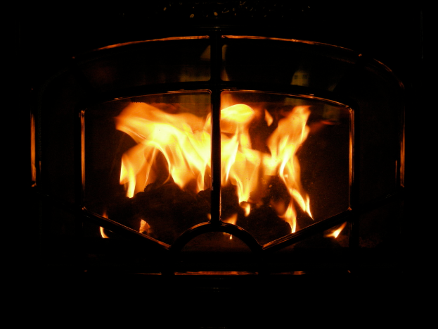 Ein Feuer brennt in einem Kamin.
