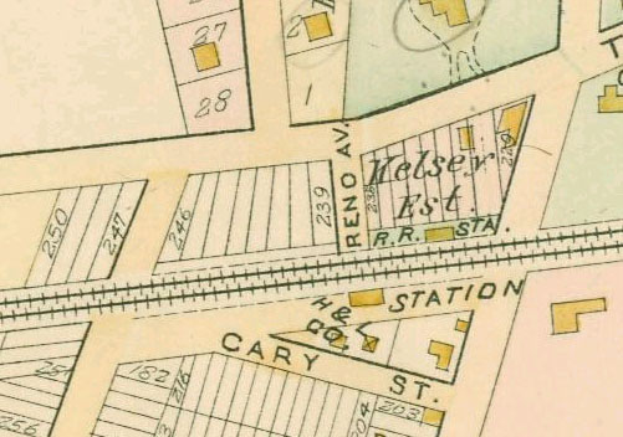 Ein altes Stadtplanbild mit zahlreichen Gebäuden, Zahlen und Text, das am unteren Rand den Verkauf von Grundstücken anzeigt.