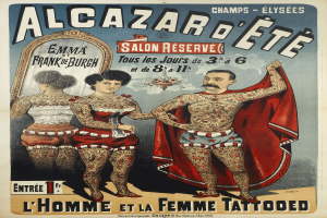 Ein Plakat in Paris, das einen Tattoo-Laden bewirbt, zeigt einen Mann und eine Frau mit sichtbaren Tattoos nebeneinanderstehend, mit Text, der den Salon bewirbt.