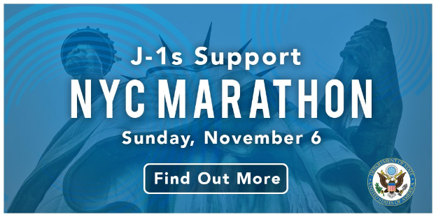Plakat, das den New York City Marathon bewirbt mit dem Text "j-1s unterstützen NYC Marathon" und dem Logo des Events, das am Sonntag, den 6. November stattfindet.