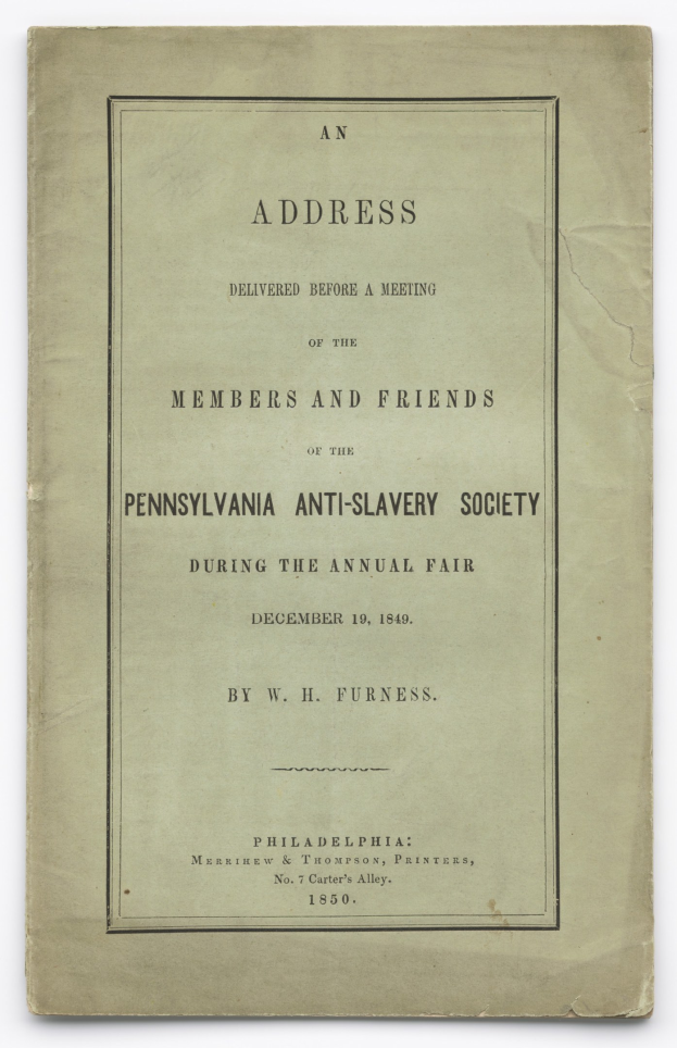 Ein Buch mit dem Titel "Eine Ansprache vor einer Versammlung der Mitglieder und Freunde der Pennsylvania Anti-Sklaverei-Gesellschaft während der jährlichen Messe" ist geöffnet und zeigt eine Seite mit schwarzer Tinte.