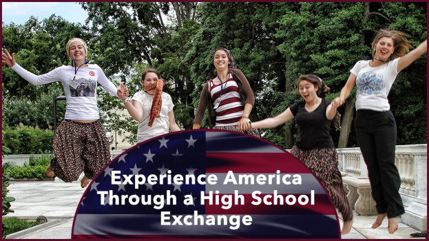 Gruppe von Frauen, die draußen lachen und von Grün umgeben sind, unter einem klaren blauen Himmel, mit Text unten: "Erlebe Amerika durch einen Highschool-Austausch."