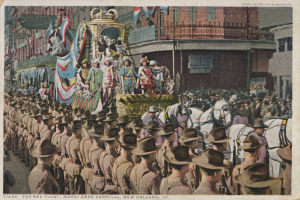 Eine alte Postkarte zeigt einen Mardi-Gras-Umzug in New Orleans mit einem geschmückten Wagen, Reiter und Zuschauern am Straßenrand, mit der Beschriftung "The Rex Float, Mardi Gras Carnival, New Orleans" darunter.