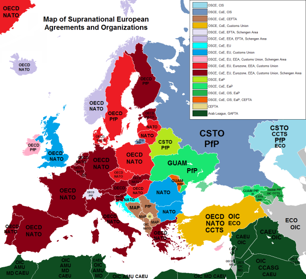 Eine Europakarte mit farblich kodierten Ländern, die verschiedene Abkommen und Organisationen darstellen, begleitet von Text, der die Länder und beteiligten Nationen nennt.
