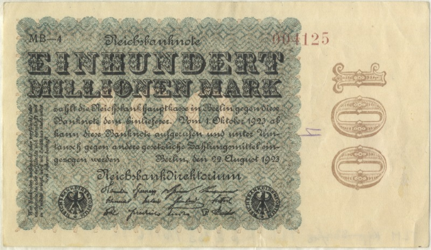 Eine alte deutsche Banknote aus dem Jahr 1923 mit der Aufschrift "Einhundert Millionen Mark" darauf.