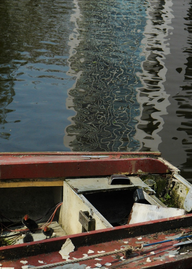 Ein Boot treibt auf einem See.