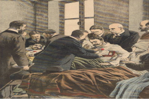 Eine Gruppe von Menschen umgibt einen Mann in einem weißen Laborkittel und Stethoskop, der auf einem Bett in einem Raum mit einem Fenster im Hintergrund liegt, mit Text, der unten "KUNSTlers Tod in Paris" liest.