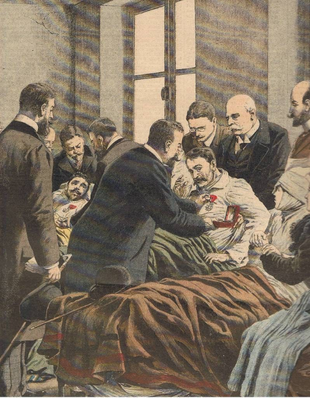 Eine Gruppe von Menschen umgibt einen Mann in einem weißen Laborkittel und Stethoskop, der auf einem Bett in einem Raum mit einem Fenster im Hintergrund liegt, mit Text, der unten "KUNSTlers Tod in Paris" liest.