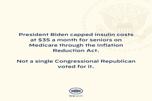 Plakat mit Logo und Text, der besagt: "Präsident Biden beschränkte die Kosten für Insulin auf 35 Dollar pro Monat für Senioren mit Medicare durch das Inflation Reduction Act."