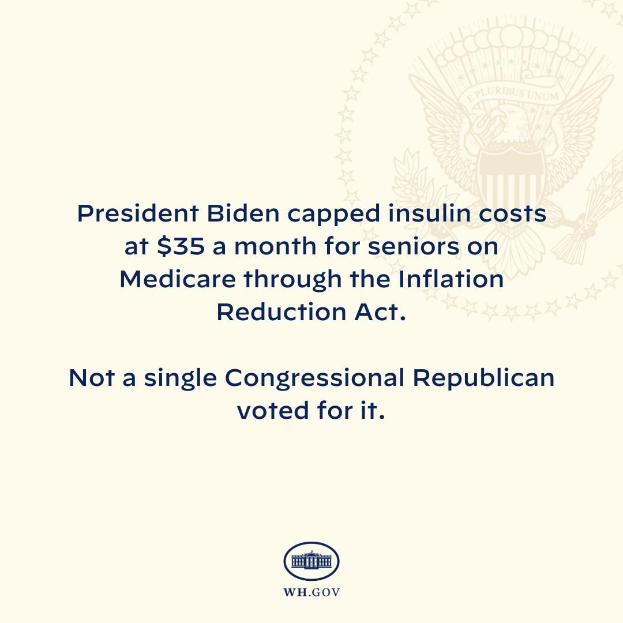 Plakat mit Logo und Text, der besagt: "Präsident Biden beschränkte die Kosten für Insulin auf 35 Dollar pro Monat für Senioren mit Medicare durch das Inflation Reduction Act."